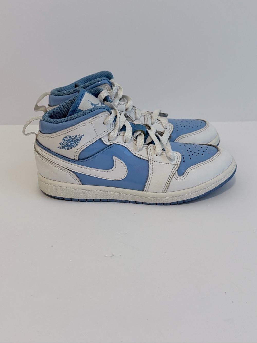 Nike Air Jordan 1 Retro High Top Carolina Blue & White Kids Shoe Size 3Y